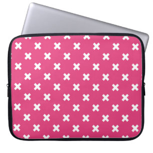 Witte kruisstiften op fuchsia laptop sleeve