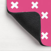 Witte kruisstiften op fuchsia muismat (Hoek)