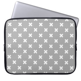 Witte kruisstiften op grijs laptop sleeve
