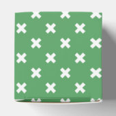 Witte kruisstiften op groen bedankdoosjes (Bovenkant)
