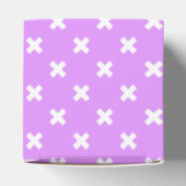 Witte kruisstiften op lila bedankdoosjes (Bovenkant)