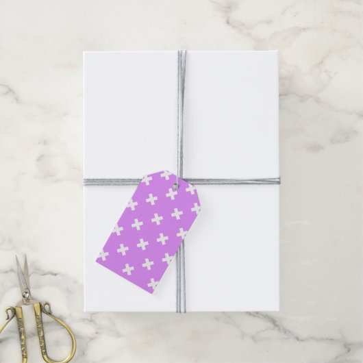 Witte kruisstiften op lila cadeaulabel (Met Touw)