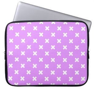 Witte kruisstiften op lila laptop sleeve