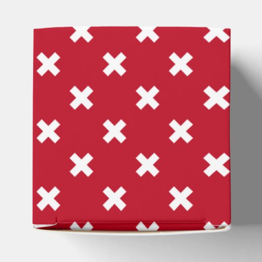Witte kruisstiften op rood bedankdoosjes (Bovenkant)
