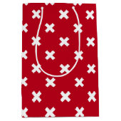 Witte kruisstiften op rood medium cadeauzakje (Voorkant)