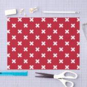 Witte kruisstiften op rood tissuepapier (Craft)