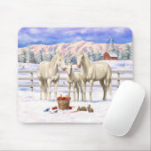 Witte kwartpaarden van Cremello in sneeuw Muismat (Met muis)