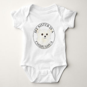 Witte langharige chihuahua hond grote zus romper