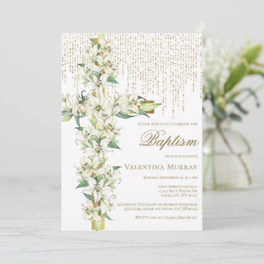 Witte Lelie Bloemen Kruis Faux Goud Glitter Doop Kaart (Staand voorkant)