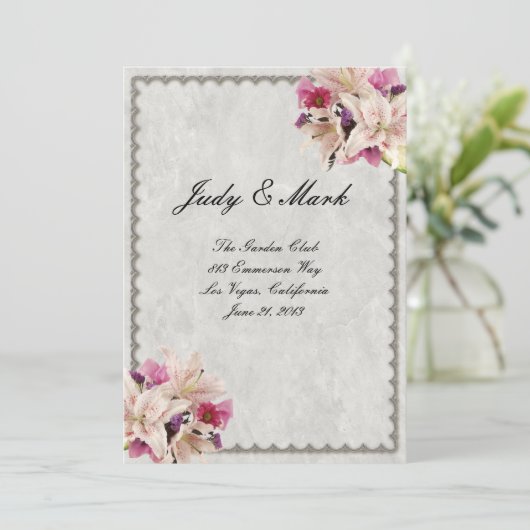 Witte lelie bloemig marmeren huwelijksmenu kaart (Staand voorkant)