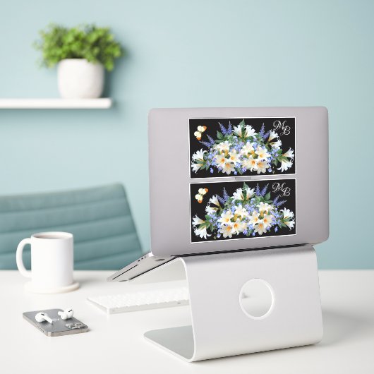 Witte Lelies en Blauwe Veronica Bloemen Monogram Sticker (Laptop op bureau)