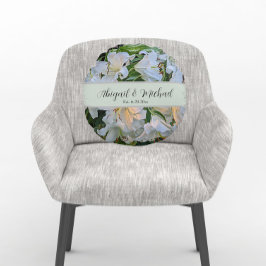 Witte Lelies Huwelijk Koppel Namen Bloemstuk Rond Kussen