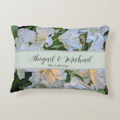 Witte lelies huwelijks koppel namen bloem accent kussen (Achterkant)