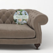 Witte lelies huwelijks koppel namen bloem rond kussen