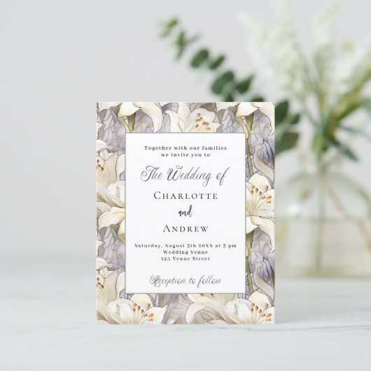 Witte lelies zilveren bloemenbruiloft uitnodiging (Staand voorkant)