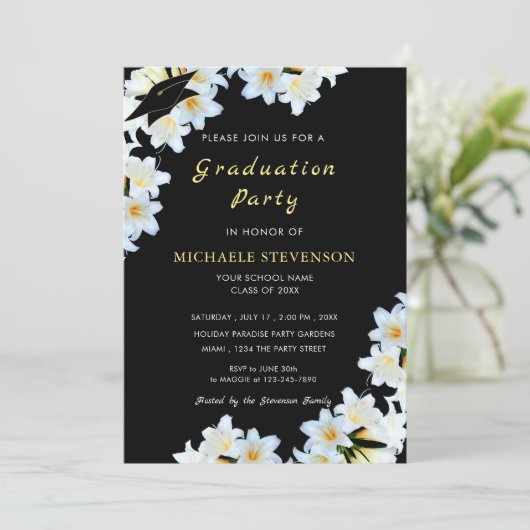 Witte Lelies Zwart Afstuderen Uitnodiging Sjabloon (Staand voorkant)