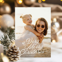 Witte letters bedekken een zeer vrolijke foto