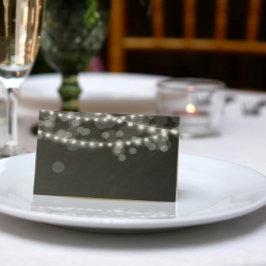 Witte lichte lampjes en alkbord plaatskaartje