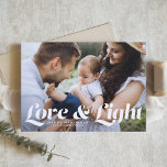 Witte Liefde en Licht Typografie Foto Chanoeka Feestdagen Kaart<br><div class="desc">Liefde en licht | Stuur je Chanoeka groeten naar familie en vrienden met deze aanpasbare Chanoeka-kaart. Het is een retro-gedurfde typografie. Personaliseer deze foto Chanoeka kaart door het toevoegen van uw gegevens. Deze foto Chanoeka kaart is verkrijgbaar in andere kleuren en cardstock. Overeenkomende objecten zijn ook beschikbaar.</div>