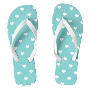 Witte liefdesharten op turquoise teenslippers