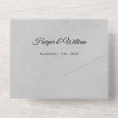 witte lijnenbloemen op lichtgrijze bruiloft all in one uitnodiging (Achterkant)