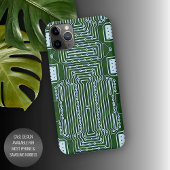Witte lijnenpatroon voor groene computercircuits iPhone hoesje
