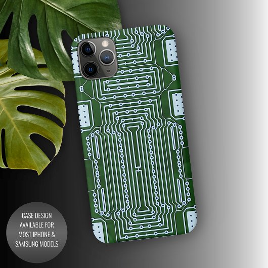 Witte lijnenpatroon voor groene computercircuits iPhone hoesje