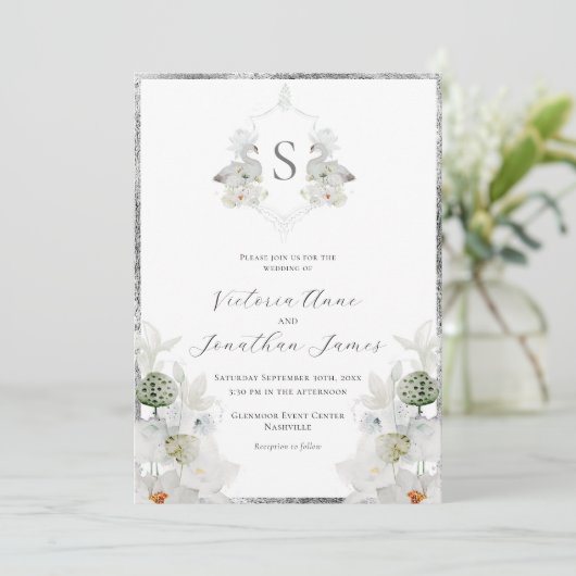 Witte Lilly Swan Monogram Crest Elegant Bruiloft Kaart (Staand voorkant)