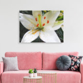 witte lippenbloemen met oranje stuifmeel dat valt canvas afdruk (Insitu (Woonkamer))