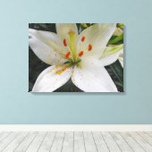 witte lippenbloemen met oranje stuifmeel dat valt canvas afdruk (Insitu (Houten vloer))