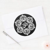 Witte Lotus Bloem Om op Zwart Ronde Sticker (Envelop)