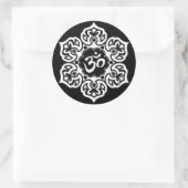 Witte Lotus Bloem Om op Zwart Ronde Sticker (Tas)