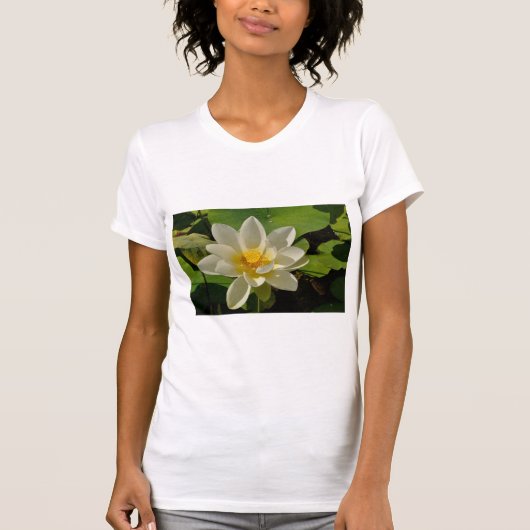 Witte Lotus bloemen in een vijver T-shirt (Voorkant)