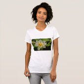 Witte Lotus bloemen in een vijver T-shirt (Voorkant volledig)