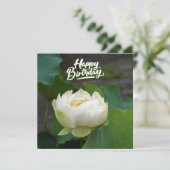 Witte lotus met het woord Happy Birthday Briefkaar (Staand voorkant)