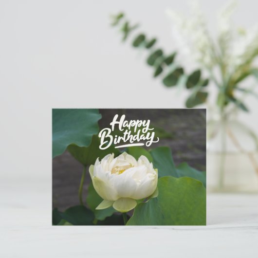 Witte lotus met het woord Happy Birthday Briefkaart (Staand voorkant)