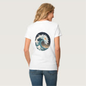Witte Lotus & Ocean Wave - Elegantie in beweging T-shirt (Achterkant volledig)