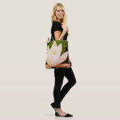 Witte lotusbloem, botanische foto tote bag (Op model)