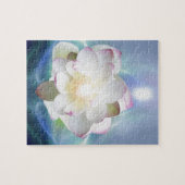 Witte lotusbloem in blauw kristal legpuzzel (Horizontaal)