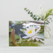 Witte lotusbloem in de vijver bedankkaart (Staand voorkant)