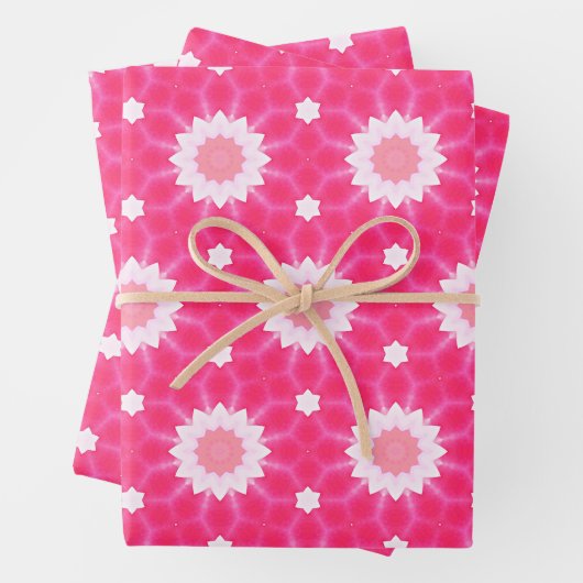 Witte madeliefjes en sterren over roze achtergrond inpakpapier vel (In situ)