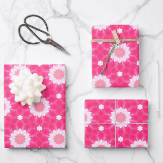 Witte madeliefjes en sterren over roze achtergrond inpakpapier vel