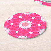 Witte madeliefjes en sterren over roze achtergrond ronde kartonnen onderzetter (Gebogen)