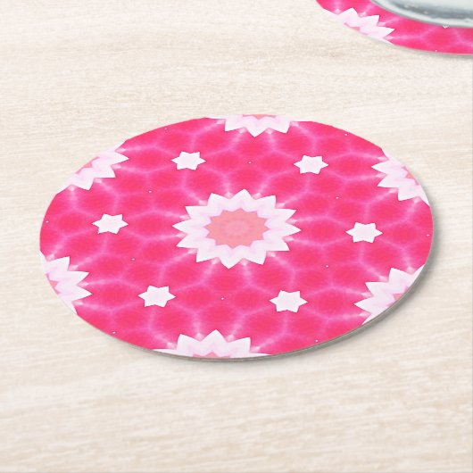 Witte madeliefjes en sterren over roze achtergrond ronde kartonnen onderzetter (Gebogen)