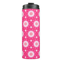 Witte madeliefjes en sterren over roze achtergrond