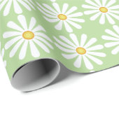 Witte madeliefjes met gele centra op lichtgroen cadeaupapier (Rol Hoek)