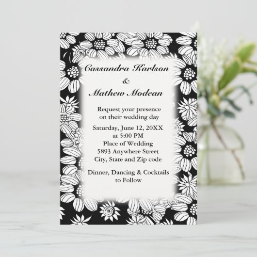 Witte madeliefjes met zwarte achtergrond bruiloft kaart (Staand voorkant)