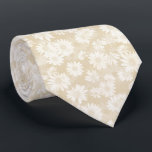 Witte madeliefjes op beige bloemmotief stropdas<br><div class="desc">Dit stropdas heeft een charmant bloemenontwerp met witte madeliefjes op een neutrale beige achtergrond. Perfect voor bruiloften, voor mannen die van bloemen houden, en voor vrouwen die graag stropdassen dragen voor een sjerp rond hun middel in plaats van een riem. Draag het in stijl! Ontworpen door wereldberoemde kunstenaar ©Tim Coffey....</div>