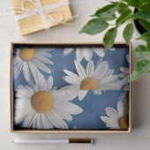 Witte madeliefjes op blauwe achtergrond tissuepapier (Geschenk)