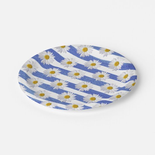 Witte madeliefjes op blauwe waterverf streep papieren bordje (Gekanteld)